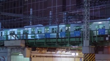 Tokyo - Tokyo, Japonya - Roppongi istasyonunda tren 12 Haziran 2018 gelen