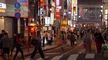 Shibuya - Tokyo, Japonya - geceleri 12 Haziran 2018 insanlar kalabalık