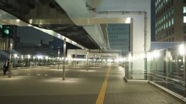 Modern Shimbashi İstasyonu Tokyo gece - etkileyici mimari - Tokyo, Japonya - 12 Haziran 2018