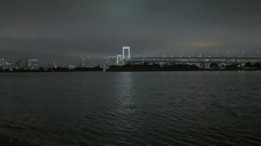 Gökkuşağı Köprüsü ve Tokyo siluetinin gece - güzel Odaiba görüntülemek