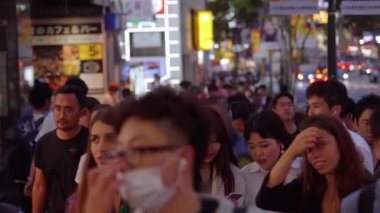 Shibuya - Tokyo, Japonya - geceleri 12 Haziran 2018 insanlar kalabalık