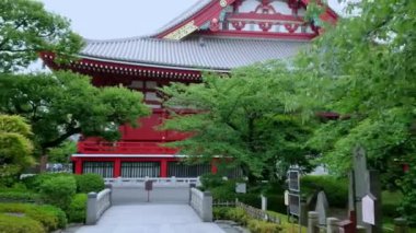 Tokyo 'daki en ünlü tapınak Asakusa' daki Senso-Ji Tapınağı.