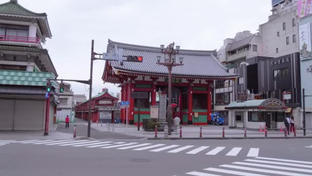 Beroemdste tempel in Tokyo - de Senso-Ji tempel in Asakusa - Tokio, Japan - 12 juni, 2018 — Stockvideo