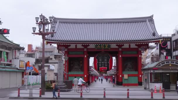 Nejznámější chrám v Tokiu - The Senso-Ji Temple v Asakusa - Tokio, Japonsko - 12 červen 2018 — Stock video