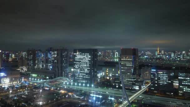 Luchtfoto uitzicht over Tokio door nacht - mooie stadslichten - Tokio, Japan - 12 juni, 2018 — Stockvideo