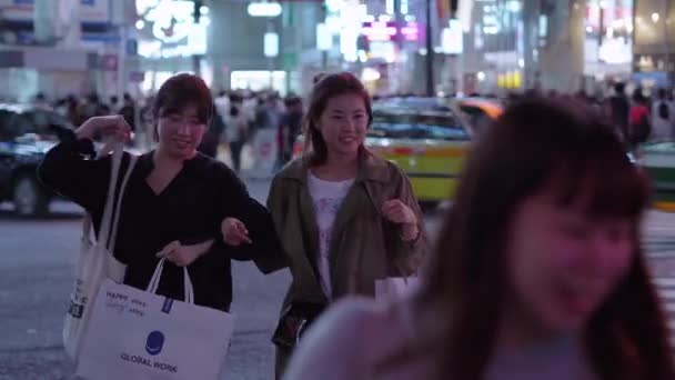 Shibuya por la noche - un lugar concurrido en Tokio - TOKYO, JAPÓN - 12 DE JUNIO DE 2018 — Vídeos de Stock