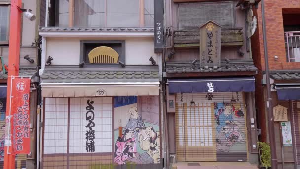 Historic district with old traditional wooden Japanese houses in Tokyo Asakusa - TOKYO, JAPAN - JUNE 12, 2018 — Stock Video