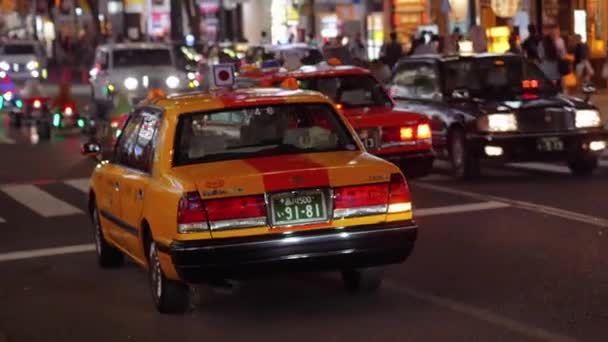 Taxi Cab en Tokio por la noche - TOKYO, JAPÓN - 12 DE JUNIO DE 2018 — Vídeo de stock