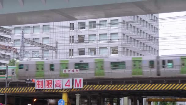 Přijíždějící a odjíždějící vlaky na Tokio stanice - centrální železniční stanice ve městě - Tokio, Japonsko - 19 červen 2018 — Stock video