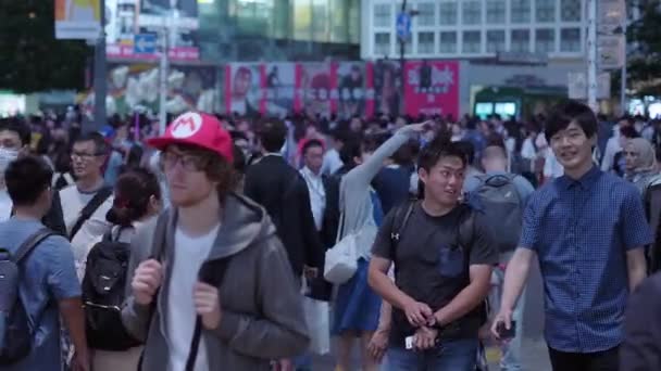 Honderden mensen het oversteken van de straat in Tokyo-Shibuya - Tokio, Japan - 12 juni, 2018 — Stockvideo