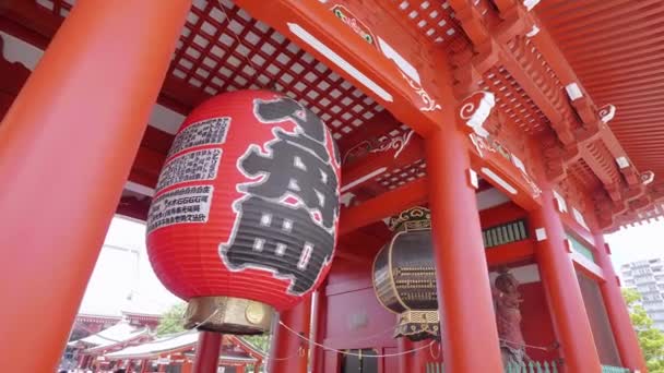 Huge paper lantern at Senso-Ji Temple in Tokyo - TOKYO, JAPAN - JUNE 12, 2018 — Stock Video