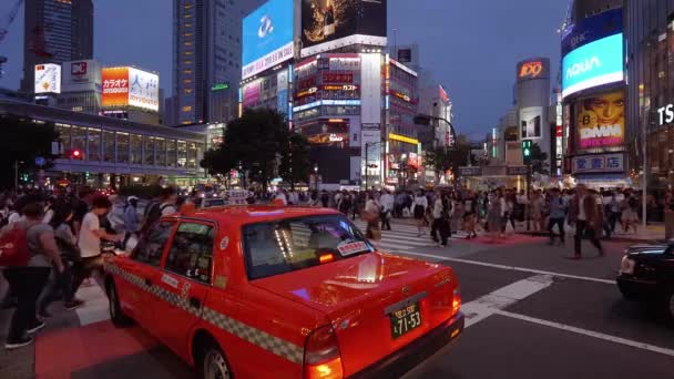 Shibuya Crossing in Tokyo - a busy place - TOKYO, JAPAN - JUNE 12, 2018 — Stock Video