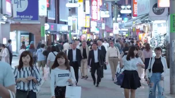 Shibuya à noite - um lugar movimentado em Tóquio - TOKYO, JAPÃO - JUNHO 12, 2018 — Vídeo de Stock