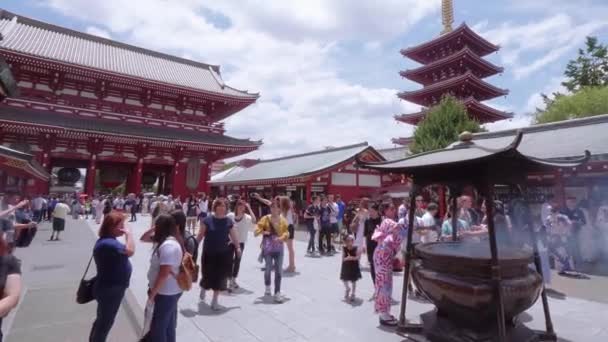 Templo Senso-Ji en Tokio - famoso Sensoji en Asakusa - TOKYO, JAPÓN - 12 DE JUNIO DE 2018 — Vídeos de Stock