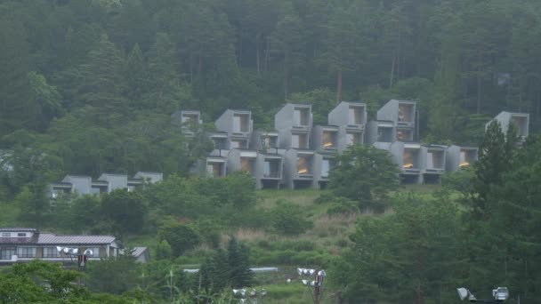 Japanska högländerna runt Mount Fuji omfattas av dimma - Kawaguchiko, Japan - 17 juni 2018 — Stockvideo