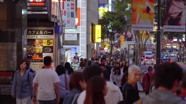 Foule de personnes traversant Shibuya la nuit - TOKYO, JAPON - 12 JUIN 2018 — Video