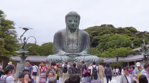 Dünya ünlü Daibutsu Buda - Kamakura büyük Buda heykeli - Tokyo, Japonya - 12 Haziran 2018 — Stok video