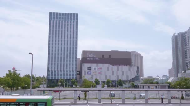 Tokyo Diver City building - TOKYO, JAPAN - JUNE 12, 2018 — Stock Video