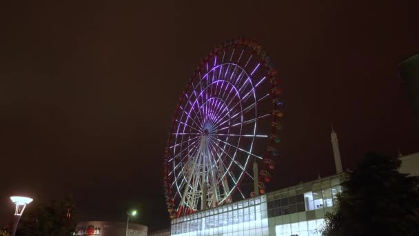 Det färgglada pariserhjulet i Tokyo Odaiba - Tokyo, Japan - 12 juni 2018 — Stockvideo