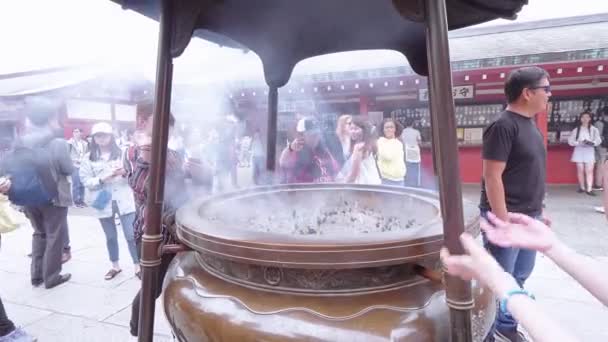 Wierook waterkoker in een boeddhistische tempel - Tokio, Japan - 12 juni, 2018 — Stockvideo