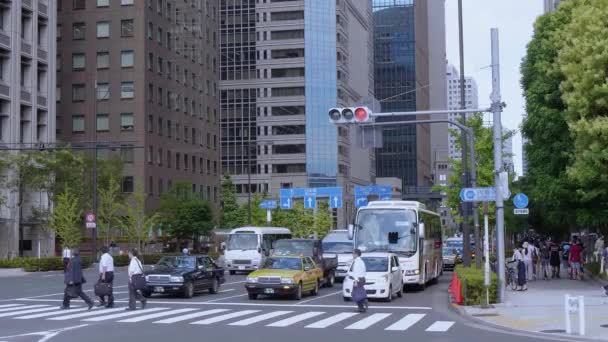 Το Street view στο Τόκιο σιδηροδρομικό σταθμό - ο κεντρικός σιδηροδρομικός σταθμός της πόλης - Τόκιο, Ιαπωνία - 19 Ιουνίου 2018 — Αρχείο Βίντεο