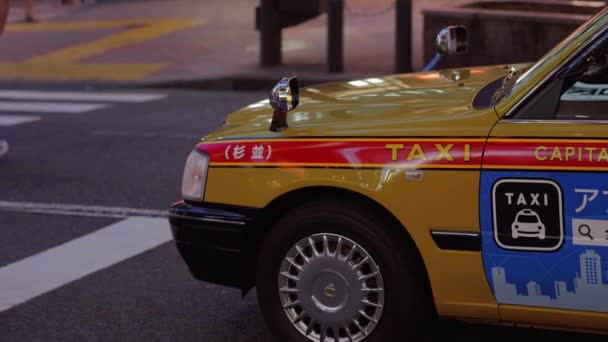 Taxi Cab em Tóquio à noite - TOKYO, JAPÃO - JUNHO 12, 2018 — Vídeo de Stock