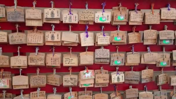 Souhaits écrits sur des plaques de bois dans un temple bouddhiste au Japon — Video