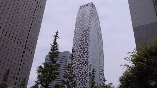 Cocoon Tower llamado Tokyo Mode Gakuen - edificio famoso en la ciudad - TOKYO, JAPÓN - 17 DE JUNIO DE 2018 — Vídeo de stock