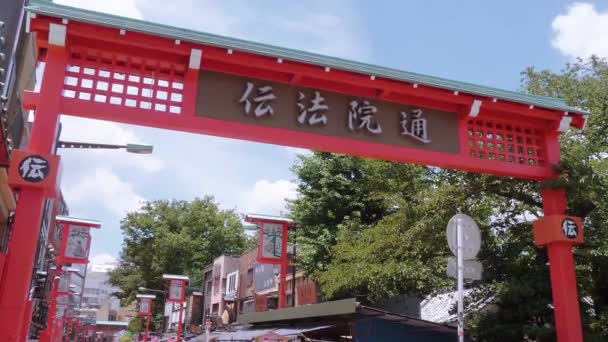 Templo Senso-Ji en Tokio - famoso Sensoji en Asakusa - TOKYO, JAPÓN - 12 DE JUNIO DE 2018 — Vídeos de Stock