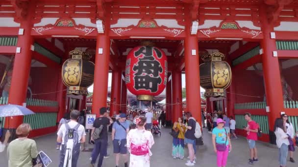 Senso-Ji Rozciągacz w Tokio - słynny Sensoji w Asakusa - Tokio, Japonia - 12 czerwca 2018 r. — Wideo stockowe