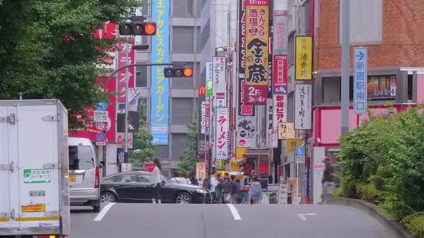 Caminhando pela cidade de Shinjuku - um bairro movimentado em Tóquio - TOKYO, JAPÃO - JUNHO 17, 2018 — Vídeo de Stock