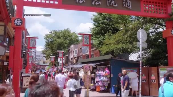 Senso-Ji Temple in Tokyo - famous Sensoji in Asakusa - TOKYO, JAPAN - JUNE 12, 2018 — Stock Video