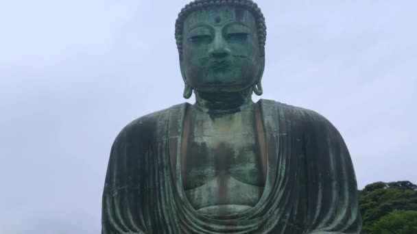 Самая известная достопримечательность в Камакуре - Великий Будда Дайбуцу — стоковое видео