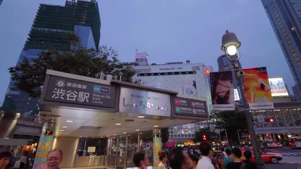Shibuya station in Tokio - een beroemde en populaire plek in de stad - Tokio, Japan - 12 juni, 2018 — Stockvideo