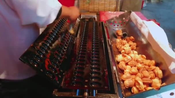 Bakken mini pannenkoeken op een Japaneses street food festival — Stockvideo