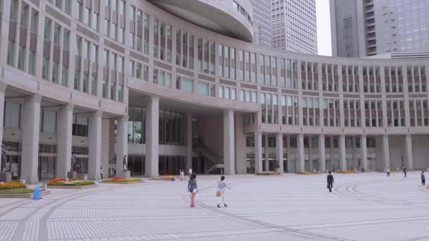 Tokyo Metropolitan vládní budova v Shinjuku - Tokio, Japonsko - 17 červen 2018 — Stock video