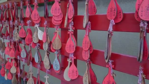 Japonya'da bir Budist tapınağında ahşap plakalar üzerinde yazılı dilek — Stok video