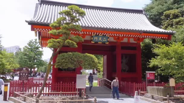 Poort naar Sensoji tempel in Asakusa - Tokio, Japan - 19 juni, 2018 — Stockvideo