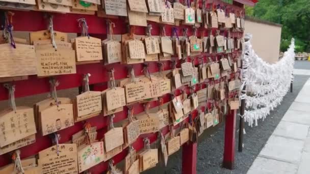 Souhaits écrits sur des plaques de bois dans un temple bouddhiste au Japon — Video