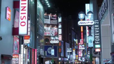 Tokyo Shibuya geceleri - city - Tokyo, Japonya - 12 Haziran 2018 meşgul ve popüler bölgesinde