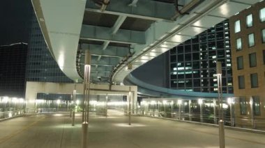 Modern Shimbashi İstasyonu Tokyo gece - etkileyici mimari - Tokyo, Japonya - 12 Haziran 2018