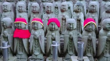 Küçük dua eden keşiş heykeller Kamakura Hase Dera Tapınağı'nda