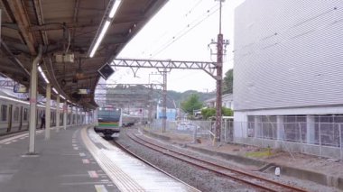 Demiryolu parça ve Kamakura İstasyonu - Tokyo, Japonya - 12 Haziran 2018 platformları