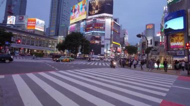 Shibuya, Tokyo - meşgul yer - Tokyo, Japonya - 12 Haziran 2018 Crossing