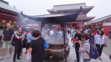 Su ısıtıcısı bir Budist Tapınağı - Tokyo, Japonya - 12 Haziran 2018 tütsü