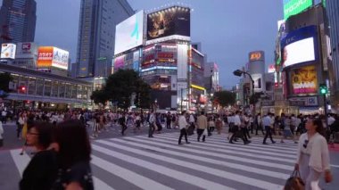 Shibuya, Tokyo - meşgul yer - Tokyo, Japonya - 12 Haziran 2018 Crossing