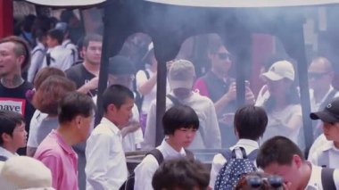 Dini Incent yanan bir su ısıtıcısı - Asakusa Tapınağı Tokyo - Tokyo, Japonya - 19 Haziran 2018 sopa