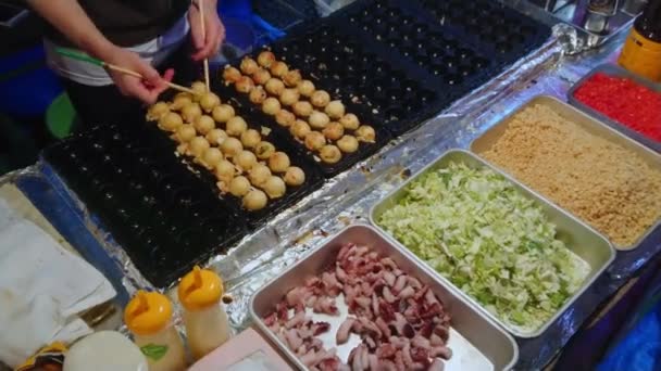 Knödel backen auf einem traditionellen japanischen Streetfood-Festival — Stockvideo