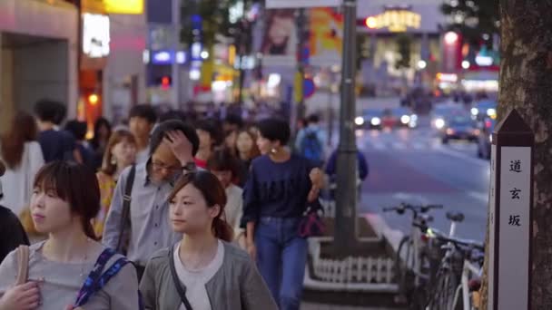 Multitud de personas caminando por Shibuya por la noche - TOKYO, JAPÓN - 12 DE JUNIO DE 2018 — Vídeos de Stock