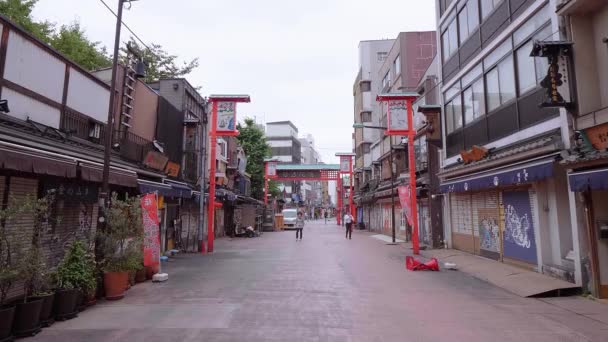 Historisches viertel mit alten traditionellen japanischen hölzernen häusern in tokyo asakusa - tokyo, japan - 12. juni 2018 — Stockvideo